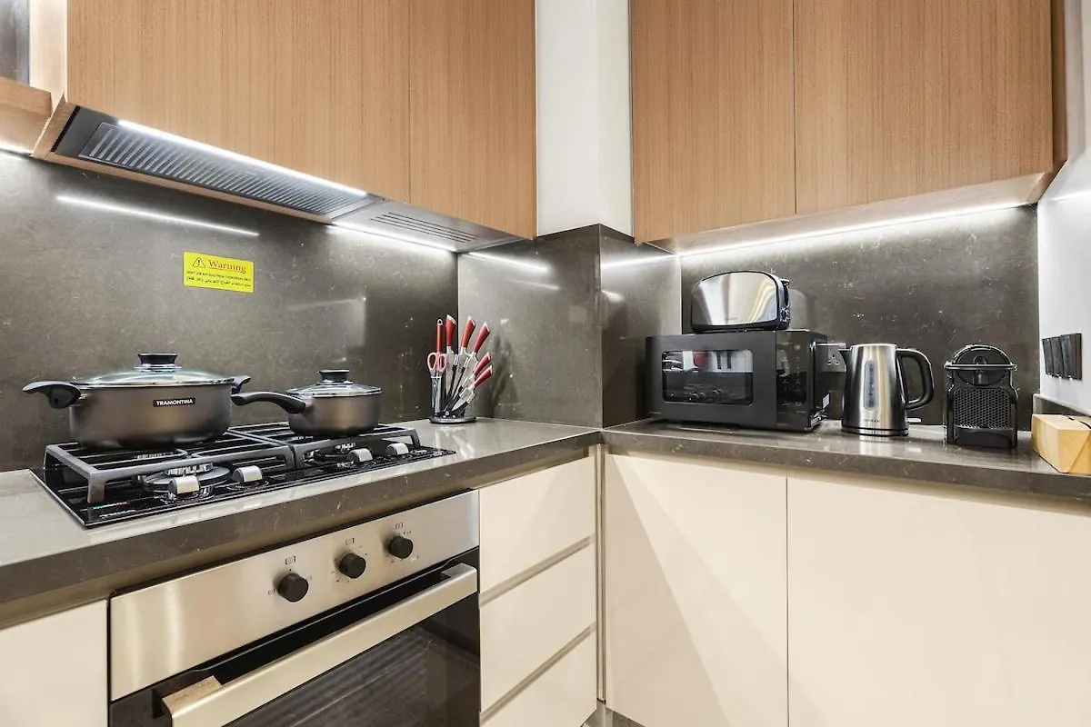 First Class 1Br Unobstructed Burj Views 두바이 아파트