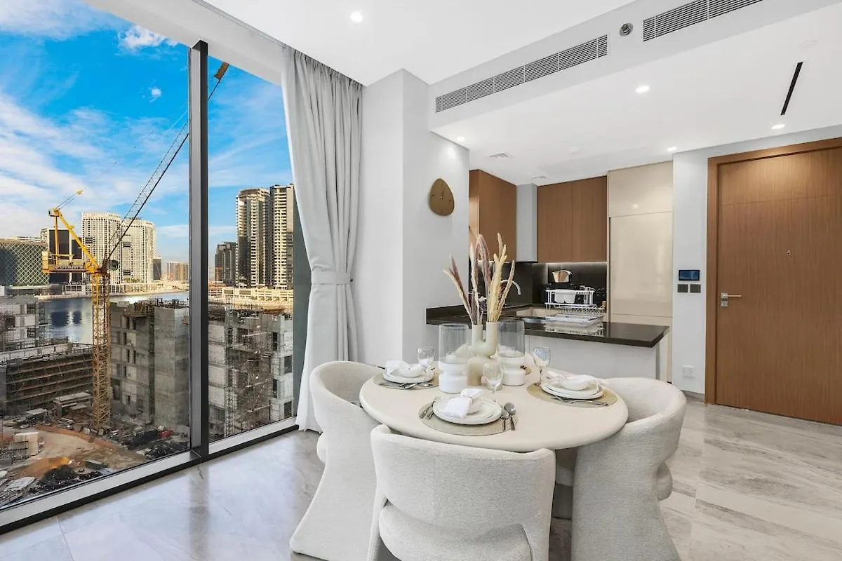 First Class 1Br Unobstructed Burj Views 두바이